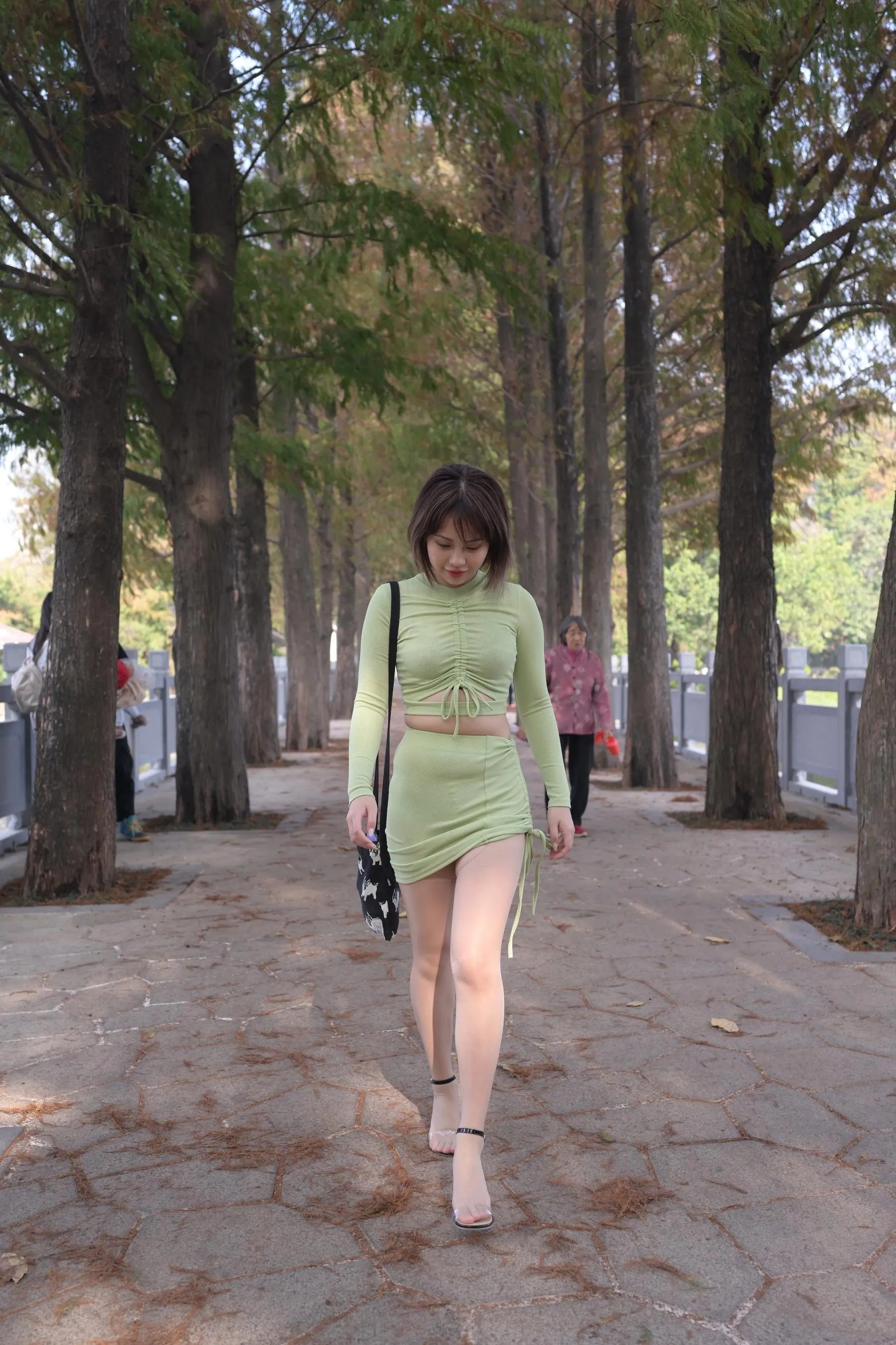 [魔镜街拍] NO.083 SM_0007程生街拍 微胖的美女肉丝袜美脚特写太性感 [413P]插图7